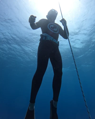חניך בקורס צלילה חופשית